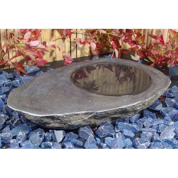 Ovalt sort fuglebad på 45-55 cm i granit - granitfuglebad i granitsten