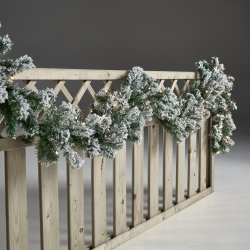 Granguirlande med sne og 50 LED lys - 270 cm guirlande til batteri