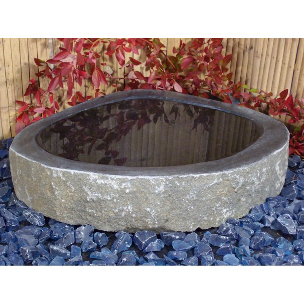 Ovalt sort fuglebad i granit - rundt 60-75 cm granitfuglebad i granitsten