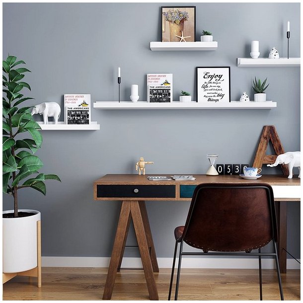 Hylder i tr - 3 vghngte svvende trhylder - hvide vghylder