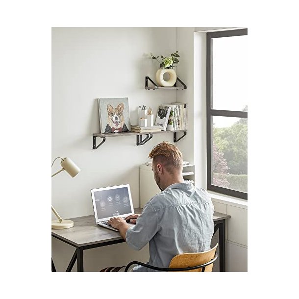 Hylder i tr - 3 vghngte svvende trhylder - gr vghylder