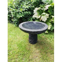 Rundt sort fuglebad p 50 cm i granit - p fod og sokkel i granitsten