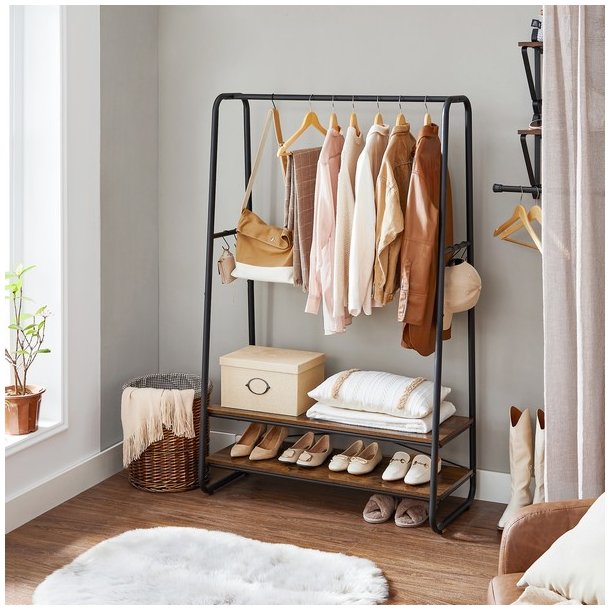 T�jstativ - rustik brun t�jstativ med b�jlestang og skohylder