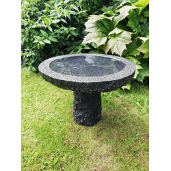 Rundt sort fuglebad p 50 cm i granit - p fod og sokkel i granitsten