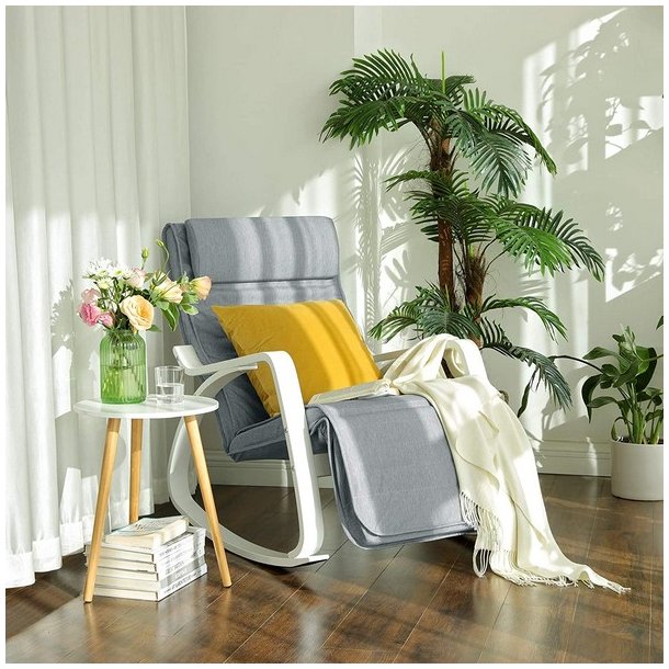 Gyngestol i birketr� med justerbar fodst�tte - lysegr� stof