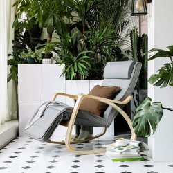 Gyngestol i birketr� med justerbar fodst�tte - lysegr� stof