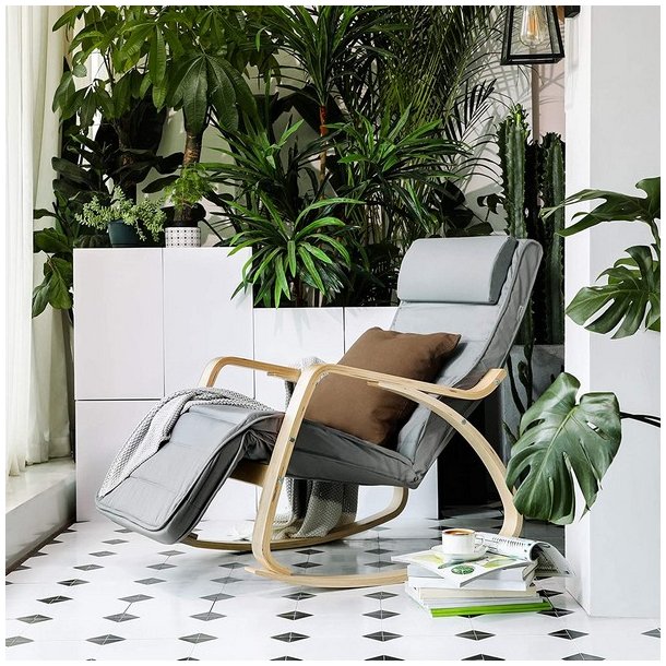 Gyngestol i birketr� med justerbar fodst�tte - lysegr� stof