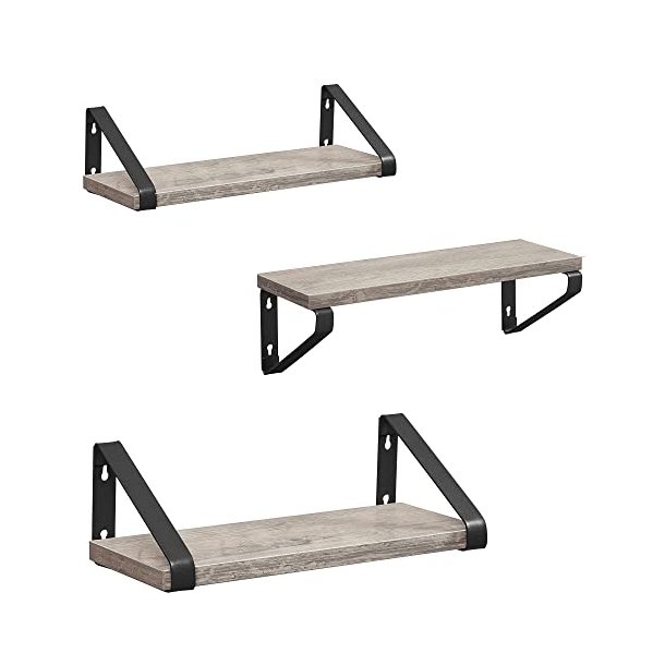 Hylder i tr - 3 vghngte svvende trhylder - gr vghylder