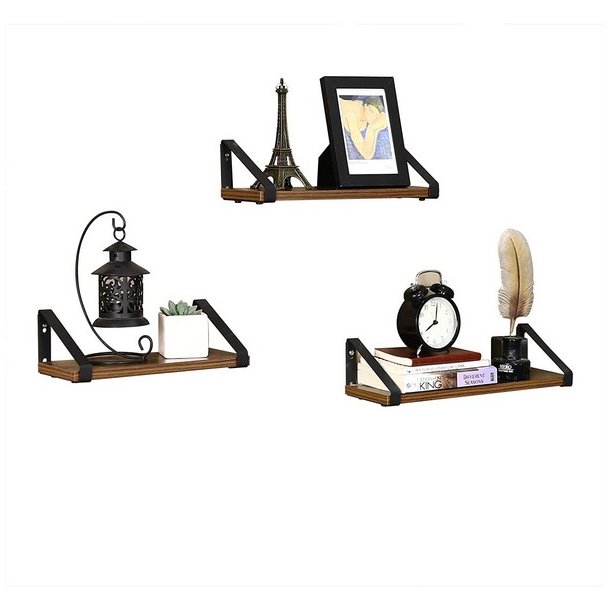 Hylder i tr - 3 vghngte svvende trhylder - brune vghylder