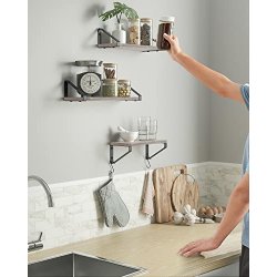 Hylder i tr - 3 vghngte svvende trhylder - gr vghylder