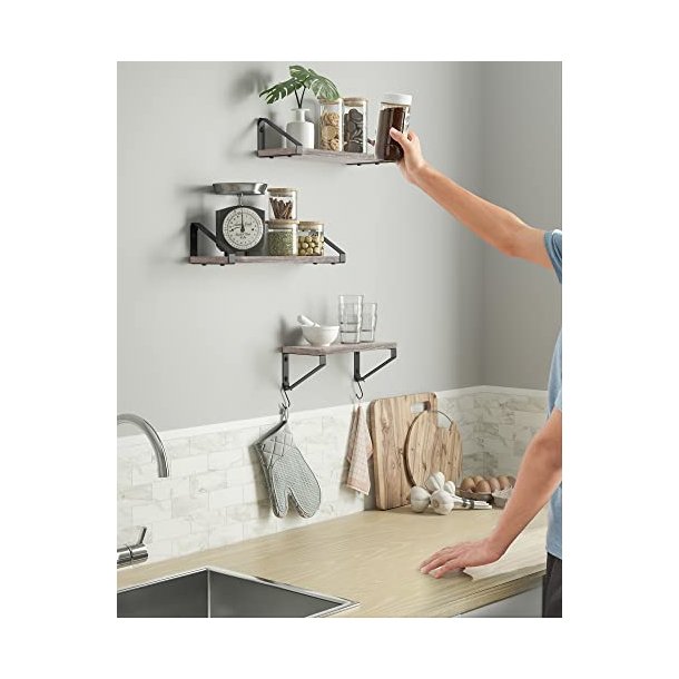 Hylder i tr - 3 vghngte svvende trhylder - gr vghylder