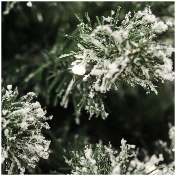 NORDIC WINTER FROST - kunstigt juletr 150 x 100 med sne og LED-lys