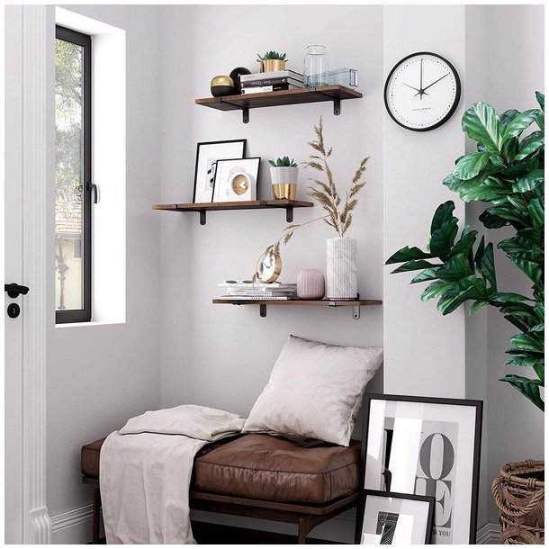 Hylder i tr - 2 vghngte svvende trhylder - brune vghylder