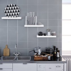 Hylder i tr - 3 vghngte svvende trhylder - hvide vghylder