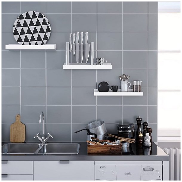 Hylder i tr - 3 vghngte svvende trhylder - hvide vghylder