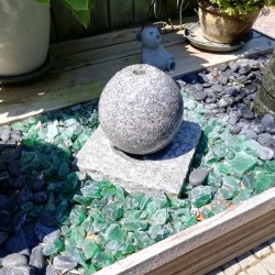 Havefontne/vandkunst "Kugle p base"