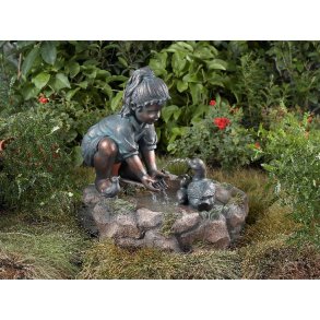 Vandfontne/vandkunst Amanda - pige med nder