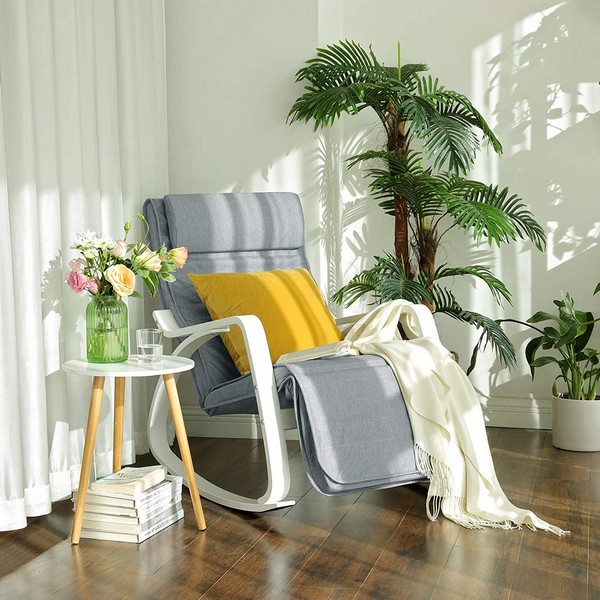 Gyngestol i birketræ med justerbar fodstøtte - lysegrå stof